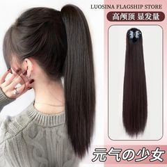 かつらの女性は挟み式の直髪の高い馬尾をつかんで、自然に見えないようにします。