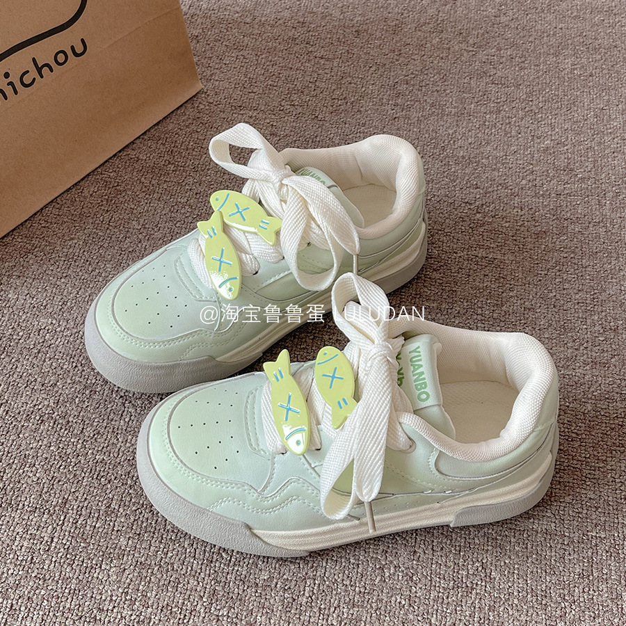 Pequeños zapatos blancos de cuero para mujeres 2025 primavera y otoño nuevo retro ins estudiantes zapatos de entrenamiento de base plana zapatos de skate casuales de mujer