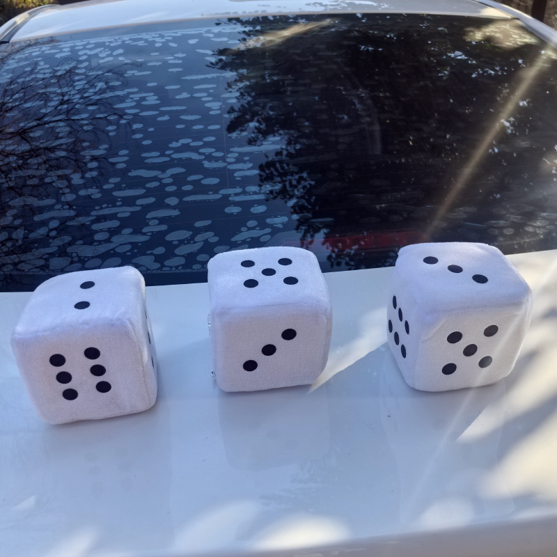 Colgante de accesorios de automóvil transfronterizo, colgante de automóvil, dados de felpa, colgante de automóvil, amor, Amazon