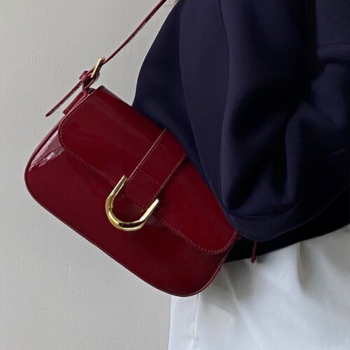High-end shoulder bag for women 2024 Korean version retro burgundy horseshoe buckle portable armpit bag single shoulder crossbody bag for women
