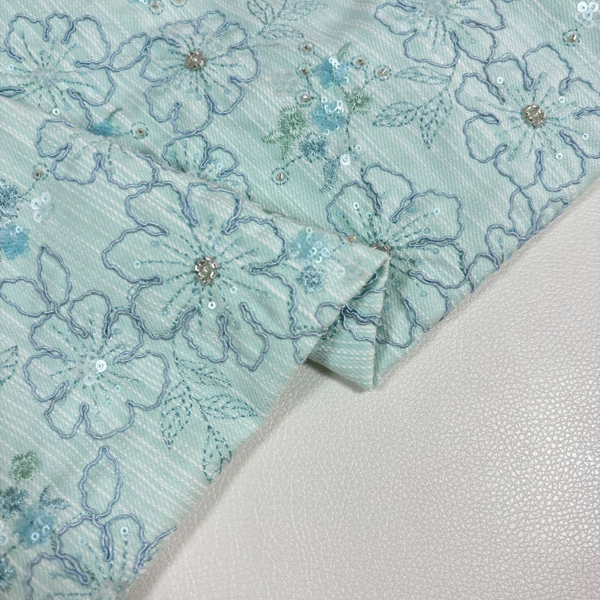 24-5939D一路生花牛仔底珠管刺绣亮片刺绣面料布料现货