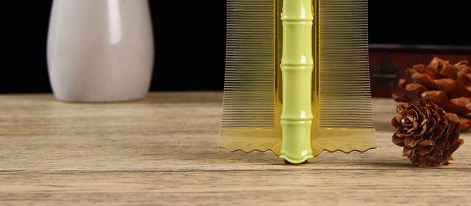 Traditional Bamboo Fine Tooth Comb Bizi Zi Dense Teeth Lice Comb for Kids and Adults in use
