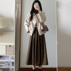 春の服の女性はセットの気質のマントの毛を組み合わせます。コートの半身のスカートの高級感の塩系は2つのセットを着ます。