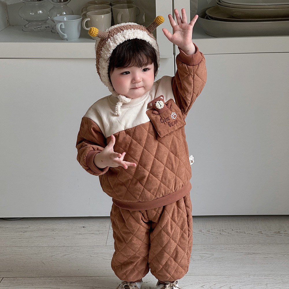 2024 nuevo bolsillo de oso de dibujos animados de estilo occidental de bebé de invierno grueso cálido cómodo y suave traje de salida de bebé