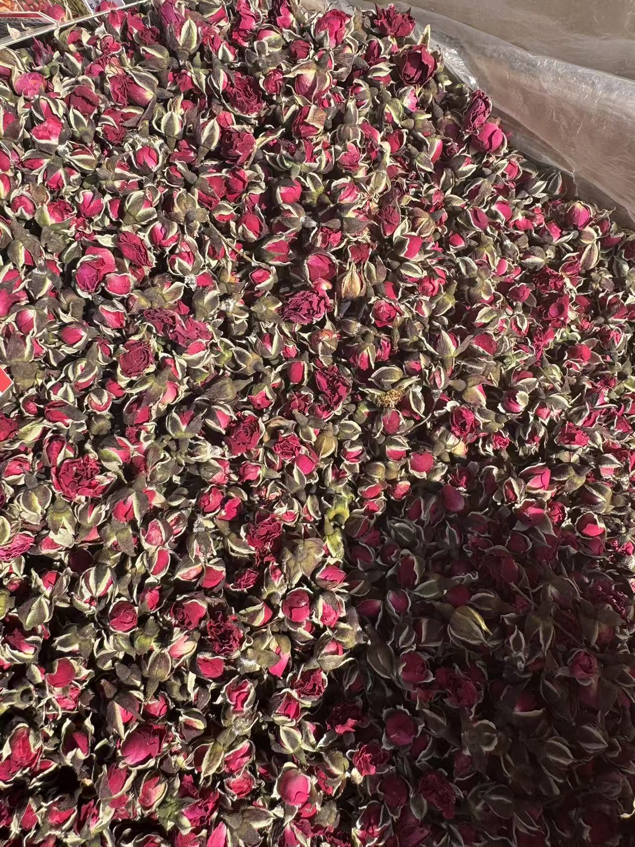 Golden Edge Rose Buds Jin Bian Mei Gui Dried Flowers Loose Herbal Tea Ingredient 1000g Bulk Bag in use