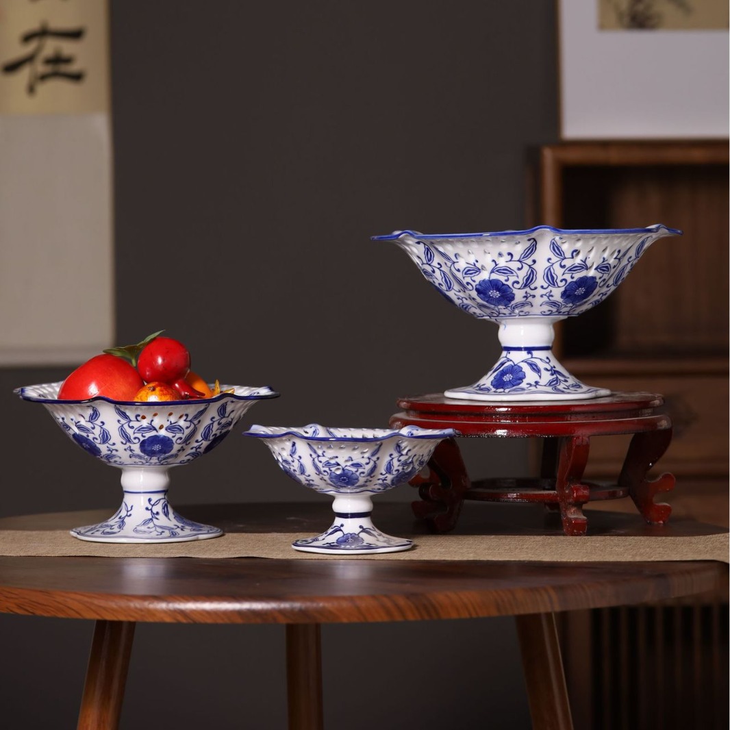 Jingdezhen blue and white porcelain fruit plate creative hollow candy pastry plate living room coffee table decorative ornaments manufacturers direct supply