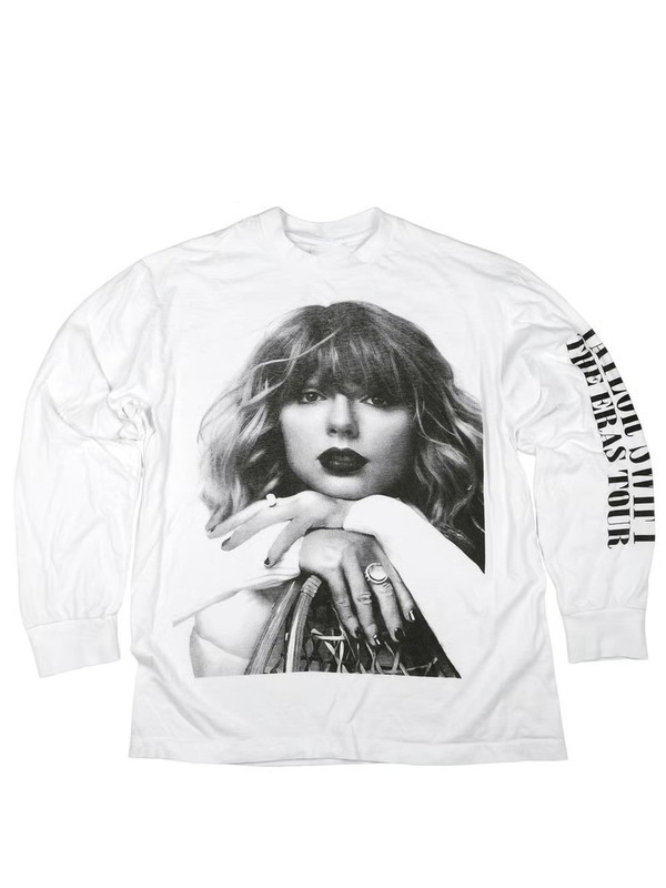 TAYLOR SWIFT Taylor Swift, a popular American singer, featured in a large portrait image on a retro-style men's long-sleeved T-shirt for autumn and winter TAYLOR SWIFT Taylor Swift, a popular American singer, featured in a large portrait image on a retro-style men's long-sleeved T-shirt for autumn and winter