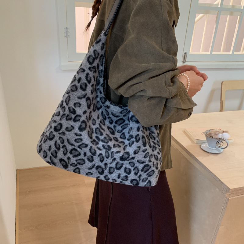Corea del Sur estampado leopardo lazo viento bolso de brazo de viaje de mujer 2025 nuevo invierno bolso de hombro de tería
