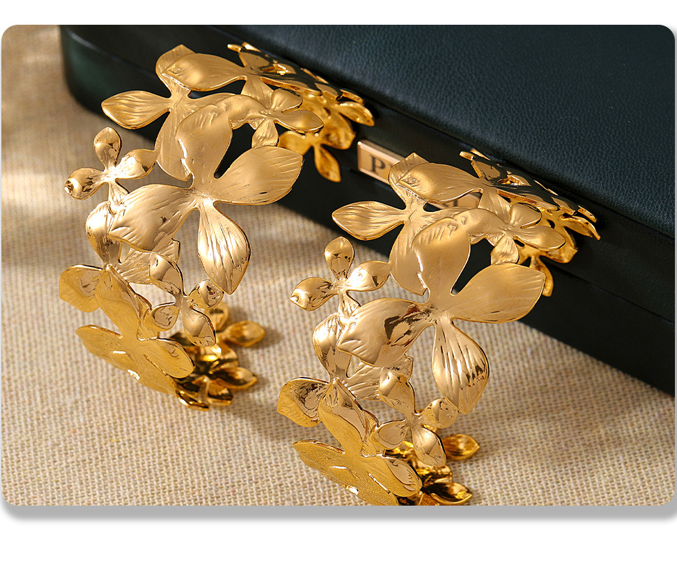 Offenes Armband mit quadratischer Zuckerblumenstruktur aus farbechtem Titanstahl, modisches und extra breites Armband_voghion.com