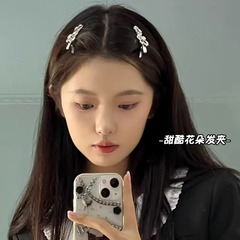 花のヘアピンの女性の額の側の砕髪の一字のアヒルの口は小さい大衆を挟んで甘いクールな少女の前髪の髪の飾りを設計します。