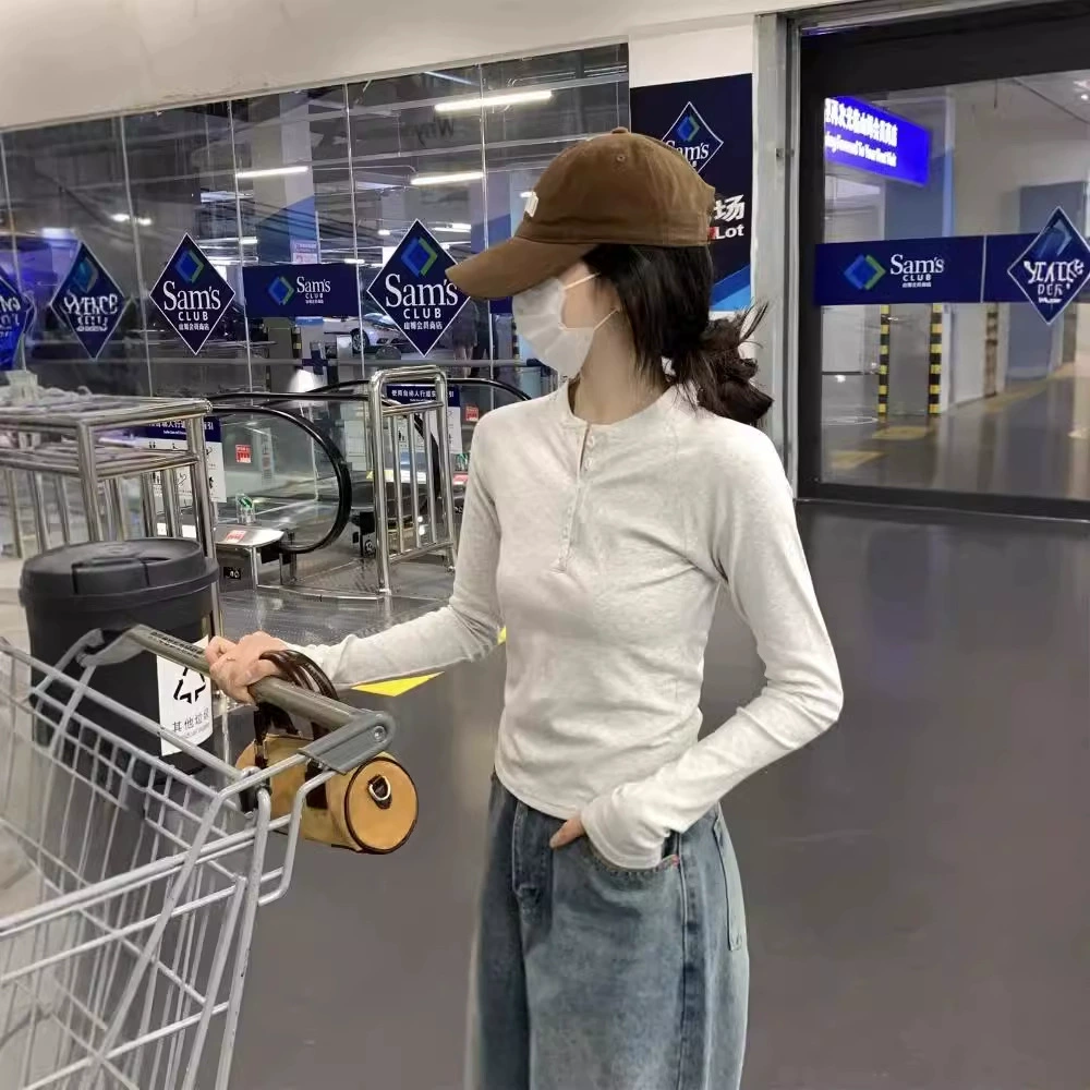 Футболка с полуоткрытым воротником с длинными рукавами на пуговицах Женская весна и осень лето 2024 дизайн с рукавами плеча с коротким верхом и нижней рубашкой