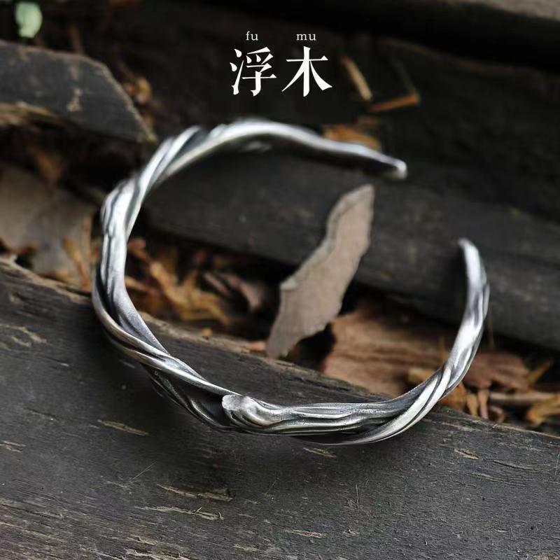 2023 Cruz-frontera de los hombres tejidos giro pulsera personalizada colección nueva europea y americana retro pulsera abierta al por mayor