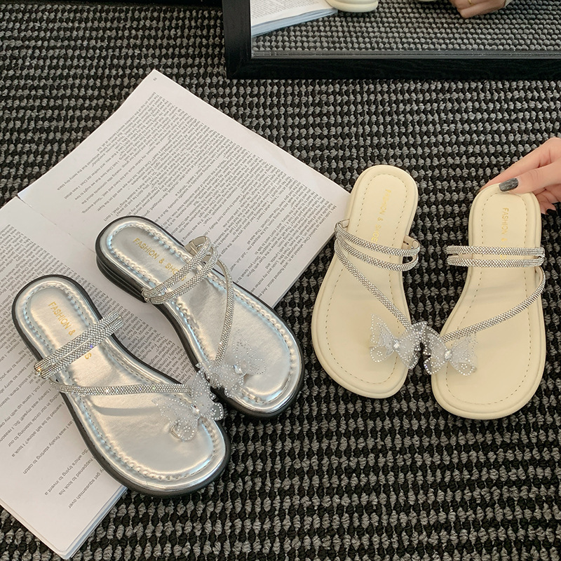 Summer romantic and delicate fashionable sandals flat
