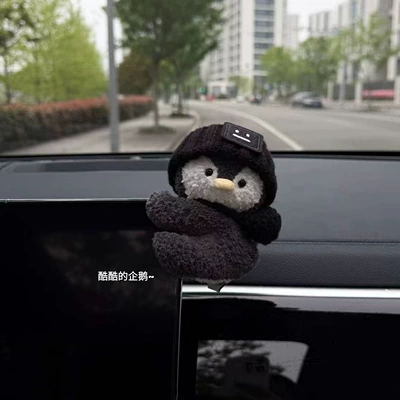 Sürətlər qutusu və əl tormozu başlıqları stand doll, detachable, no-stick - square-faced-penguin-with-a-big-black-hat-and-black-bag-lying-on-the-screen