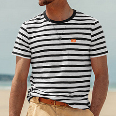 Nueva camiseta de verano de estilo británico para hombre, talla grande, manga corta, con estampado de rayas, cuello redondo, top informal para fitness, ropa deportiva moderna.