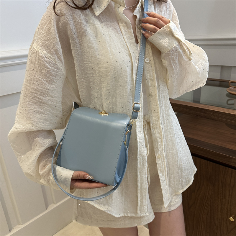 Versión coreana del bolso pequeño simple mujer 2024 nueva moda bordado bolso cuadrado pequeño portátil estilo occidental todo-fósforo bandolera