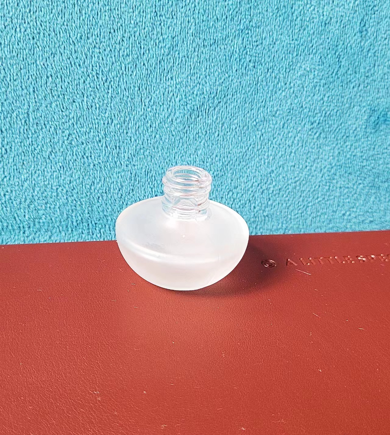 Botella de esmalte de uñas de dos cabezas Botella de pegamento para colorear productos para el cuidado de la piel Botella de maquillaje de subempaque Botella de brillo de labios portátil líquido de diferentes propiedades