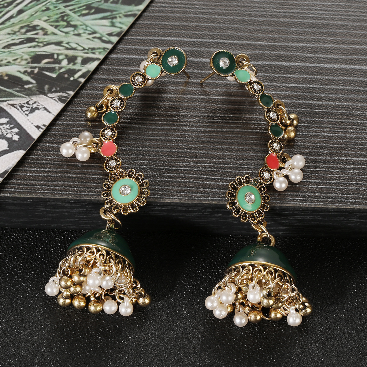 1 Pair Retro Classic Style Solid Color Inlay Zinc Alloy Pearl Zircon Drop Earrings display picture 4