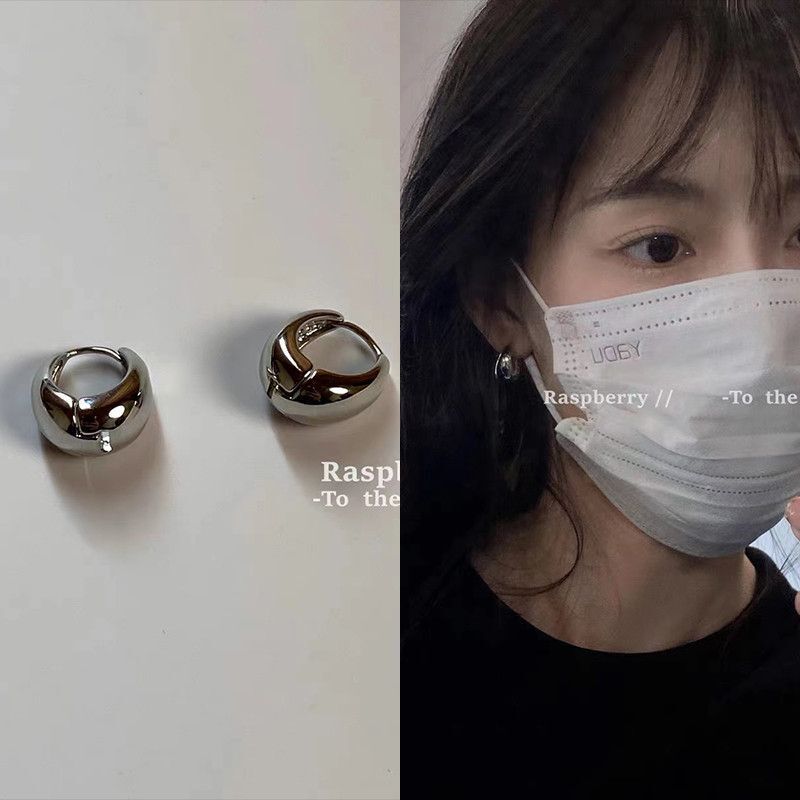 2022 New Retro Industrial Smooth Ear Buckle Instagram Girls All-match Minimalist Cold Wind Earrings Trend