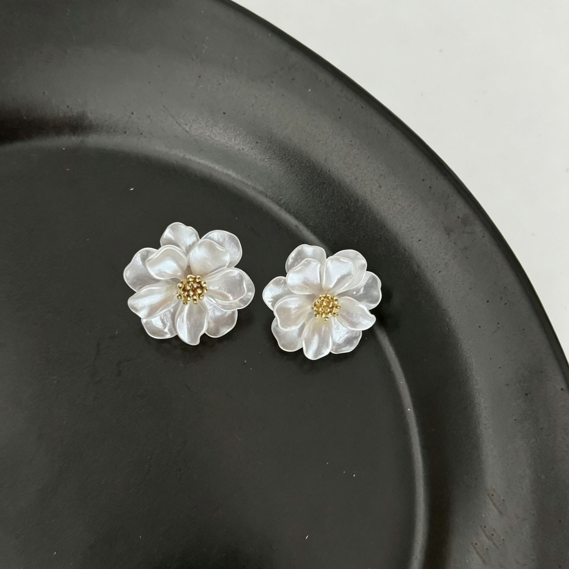 266#白色山茶花蚊香盘耳夹