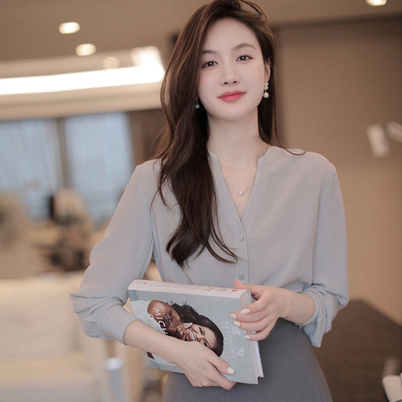 세련된 그레이 색상의 여성용 V넥 셔츠, 얇은 쉬폰 소재의 자외선 차단 셔츠, 봄철 독특한 디자인의 오피스룩 상의