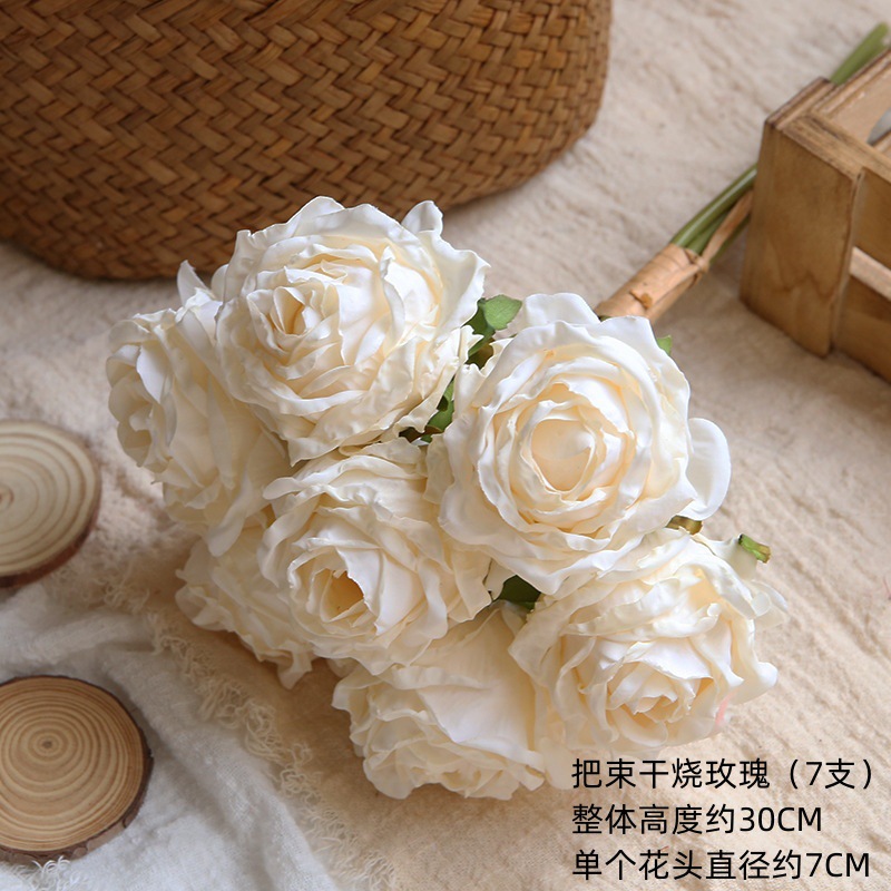 흰색 마른 구운 작은 장미 뭉치