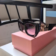 MIU SMU09W ゴールドロゴサングラス 郭彩潔同型 大きな顔を細く見せるサングラス ゴールドロゴ レオパード柄