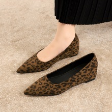 9121 leopard print pointed single shoe, women's flat heel, shallow mouth suede, versatile, one foot kick, evening breeze floating shoe, inner height increasing commuting shoe