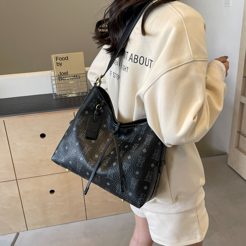 Large Capacity Underarm Shoulder Bag For Women Versatile Tote_voghion.com