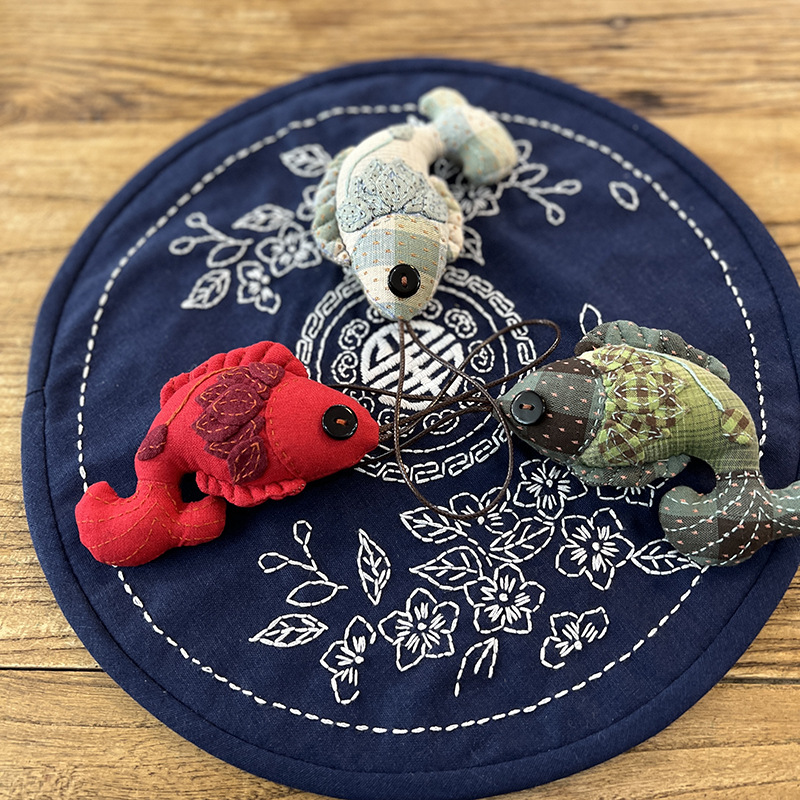 Año nuevo hecho a mano diy patchwork creativo colgante de pescado lu material de bordado paquete regalo de año nuevo decoración del coche pequeño colgante de la bolsa de pescado