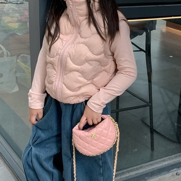 El popular bolso para niños mini camelia de este año 2024 nuevo bolso de cadena de diamante de textura de estilo nuevo bolso de niña de cambio de mensajero