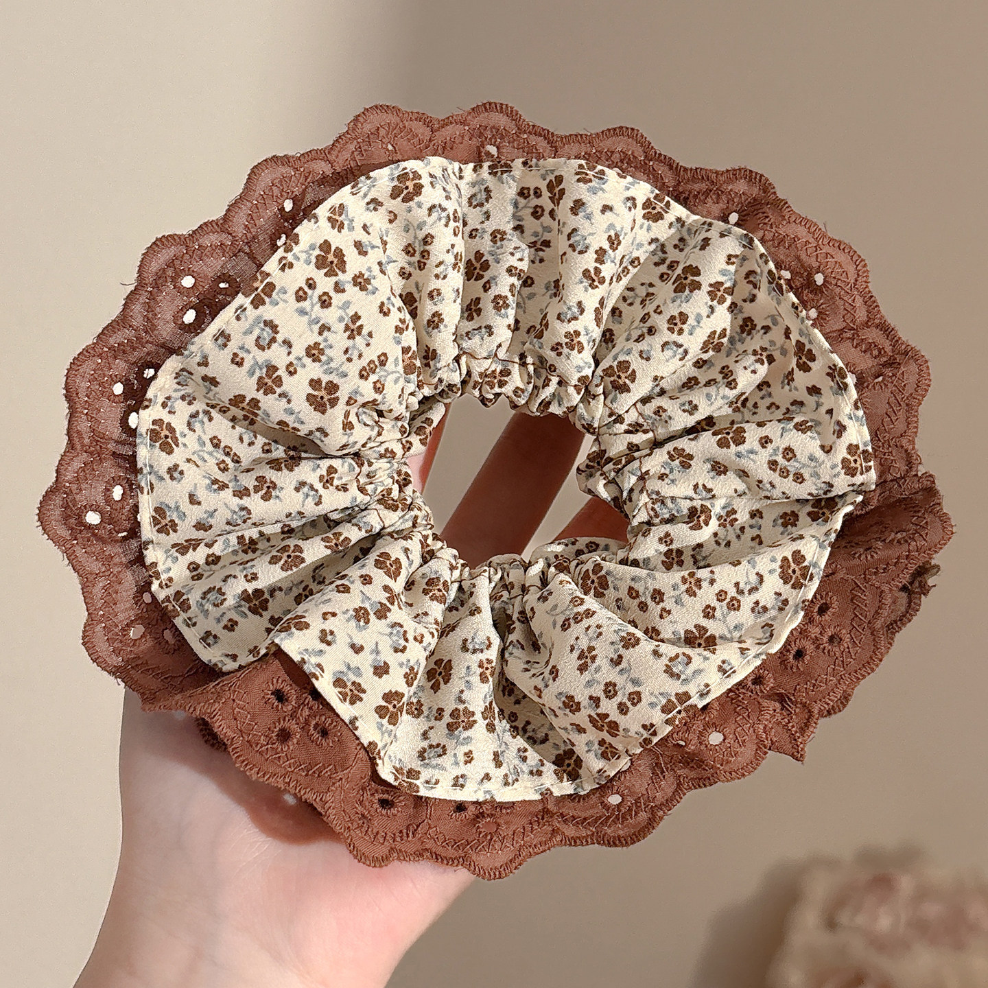 Nuevo scrunchie de encaje multicapa 2026 para mujer, lazo para el pelo de alta gama, accesorio suave para el cabello estilo coreano.