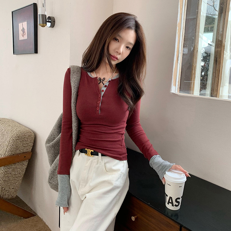 偽の2つの色合わせのデザイン感の中に身を修める底のシャツのtシャツの女性の秋冬の新型の年齢を減らしますギャルの長袖の上着|undefined