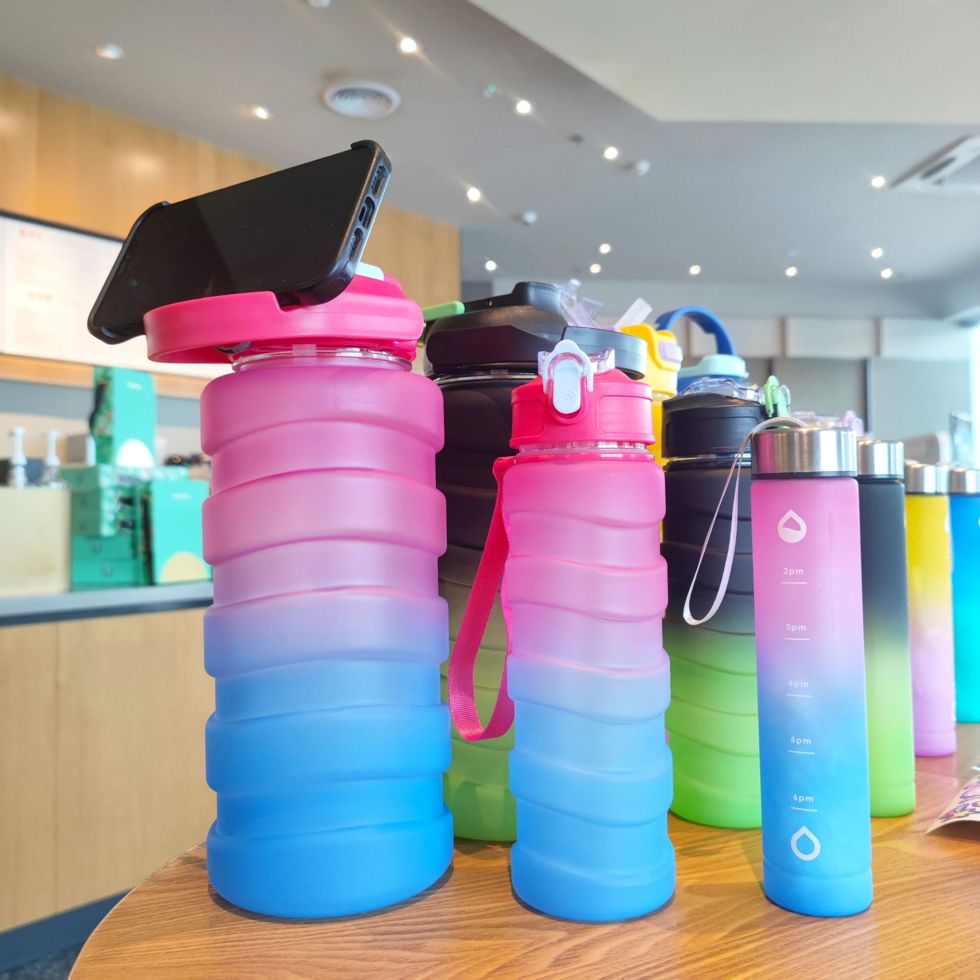 Nuevo gradiente de color de tres piezas de gran capacidad de botella de agua portátil mango doble bebida taza de agua de plástico deportes al aire libre hervidor de agua