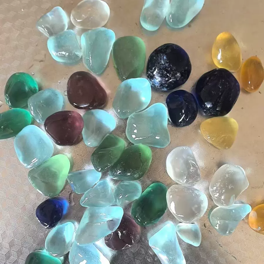 蓝色玻璃石块厂家现货石笼墙填充不规则玻璃块石铺地面景观装饰