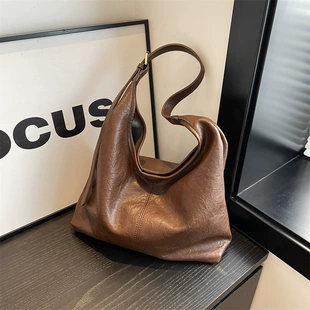 Retro shoulder bag — capacious one‑shoulder tote, demi‑season 2023 collection, lightweight 20×7×18 cm