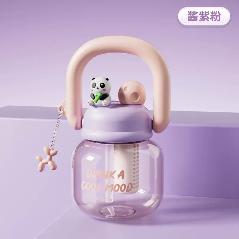 プラスチックカップの大容量はポットを持ってコップを持っています。|undefined