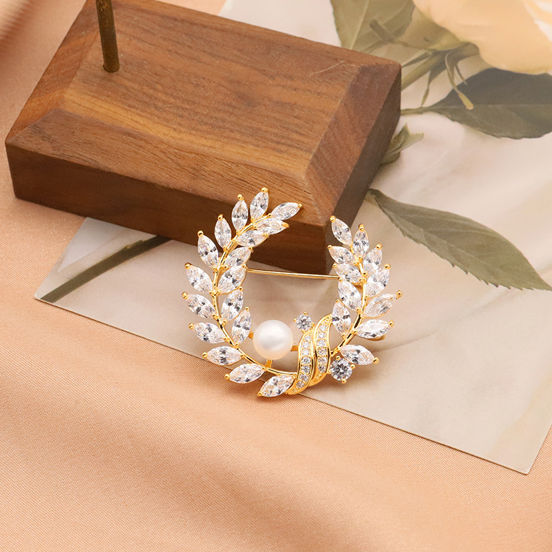 Exquisito broche de perlas naturales espigas de trigo diamante pin anti-luz ramillete atmósfera simple Joker hembra