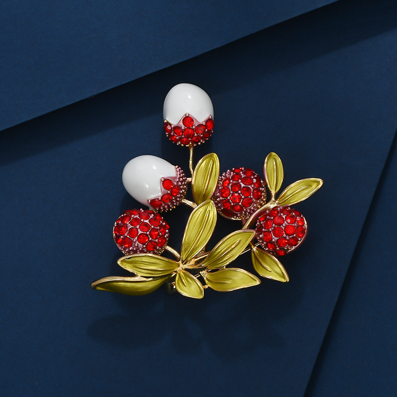 Dulce lichi broche de fruta nicho femenino de alta calidad diseño literario flores de pecho de moda temperamento broche accesorios de traje image 4