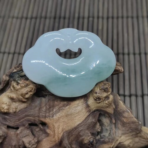 Natural Xinjiang Jin Si Yu Tian Shan Cui Ping An Kou Ru Yi Suo Yu Zhuai Wholesale Green Jade Pendant Live Stream