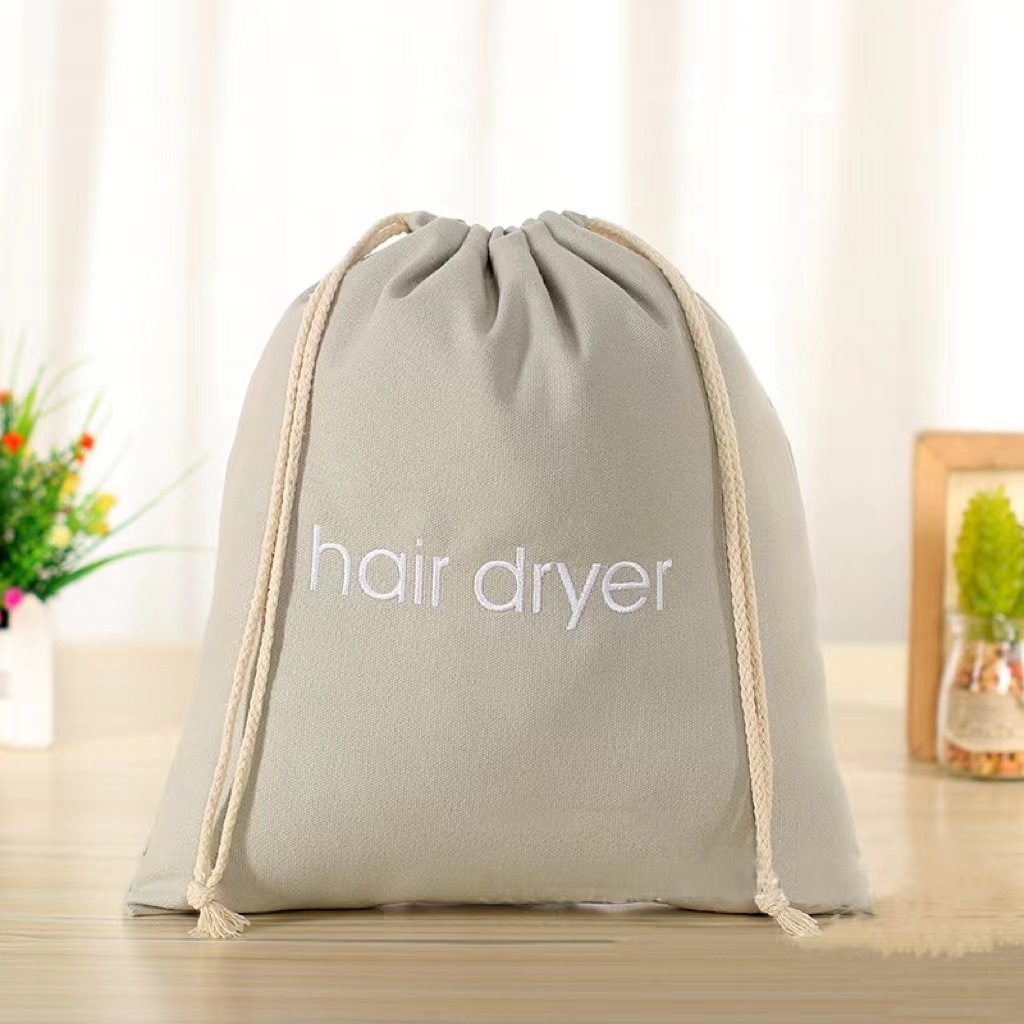 En stock inglés bordado lienzo bolso con cordón al por mayor algodón bolsa de polvo del hotel secador de pelo cubierta bolsa de almacenamiento