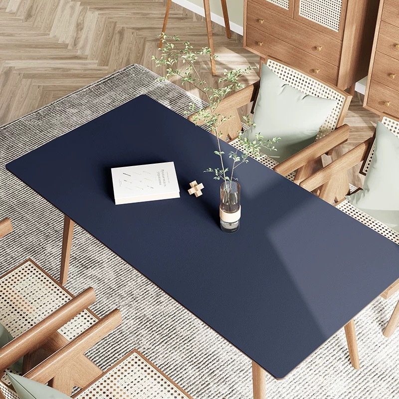 진한 파란색 테이블 매트
