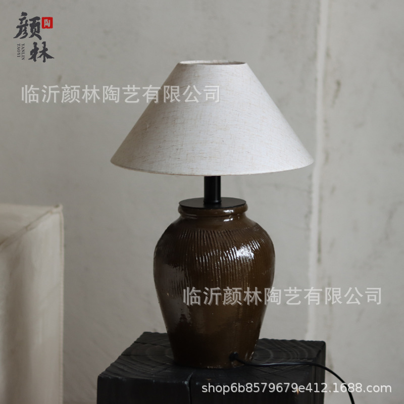 Lámpara de escritorio decorada de latas de vino lámpara de escritorio retro lámpara de escritorio de piso lámpara de cabecera residencial lámpara de cerámica creativa lámpara de hotel