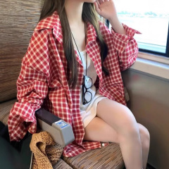 レトロな赤い格子シャツのコート春夏の新型ゆるいカジュアルな長袖日焼け止めシャツの上着が湿っている