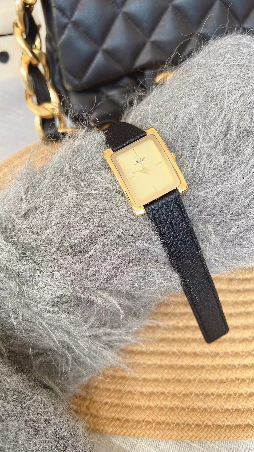 メリッサMishaliの新型銀色の四角形のベルトの腕時計の女性の時計のシンプルな大きい文字板の小さい大衆は金を生放送します。