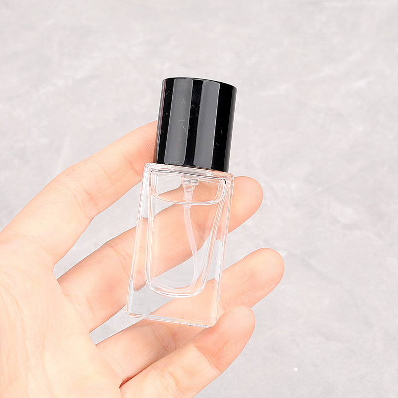 15ml cuadrado con bayoneta; tapa de plástico negra; vidrio