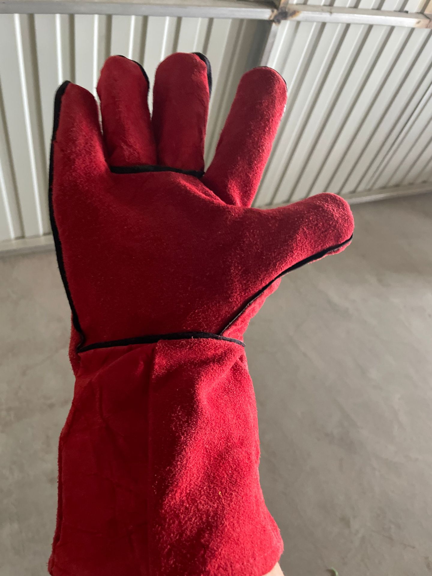 Guantes largos de soldadura de piel de vaca resistentes a altas temperaturas alargadas de doble capa de protección contra quemaduras guantes de protección contra quemaduras de soldadura de aislamiento térmico mecánico