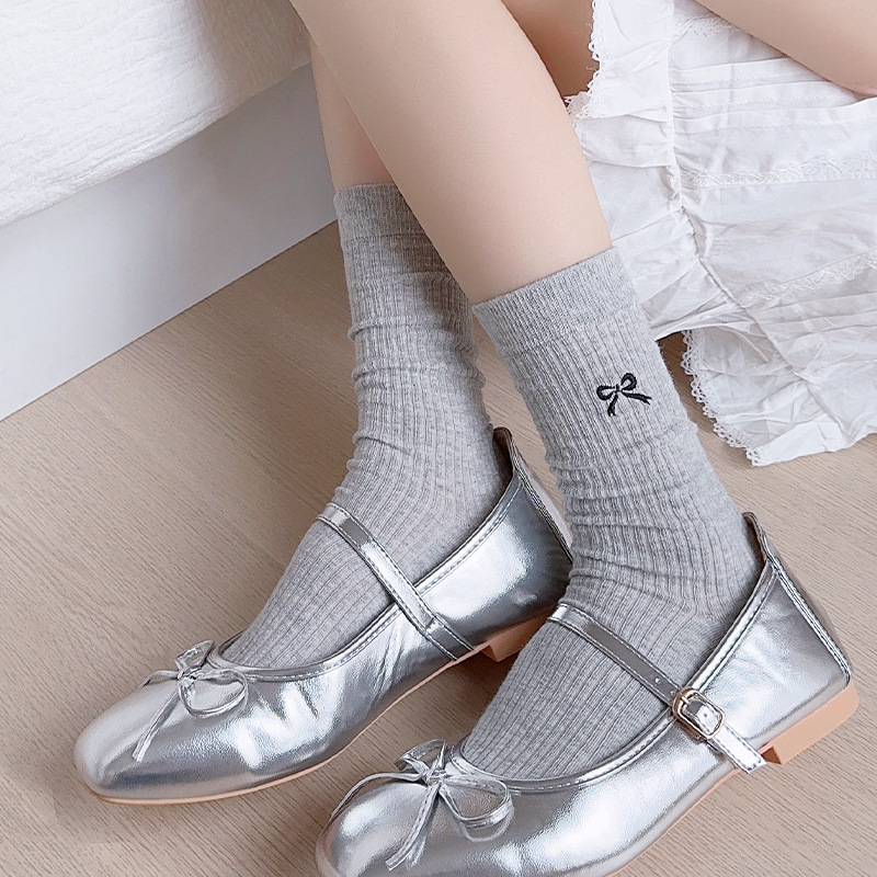 Calcetines grises damas pequeñas y frescas bordadas, medias de arco, calcetines de ballet dulces con zapatos individuales.