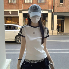 女性用右肩コントラストカラーTシャツ、夏のアメリカンホットガールスタイル、スリムフィット半袖デザイン、ニッチなスリーストライプススリミングトップ