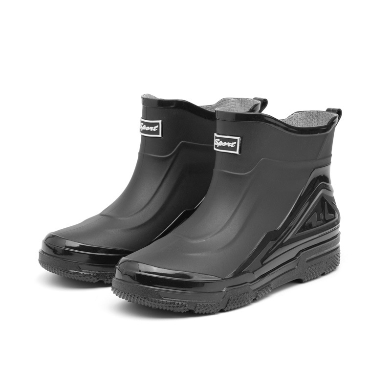 Botas de lluvia de media pantorrilla para hombres zapatos de agua de baja pantorrilla de moda antideslizante impermeable corto de suela gruesa PVC resistente al desgaste en stock al por mayor